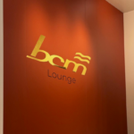 Logo BCM Lounge dorato sulla parete dello stand BCM Illuminazione al Monaco Yacht Show