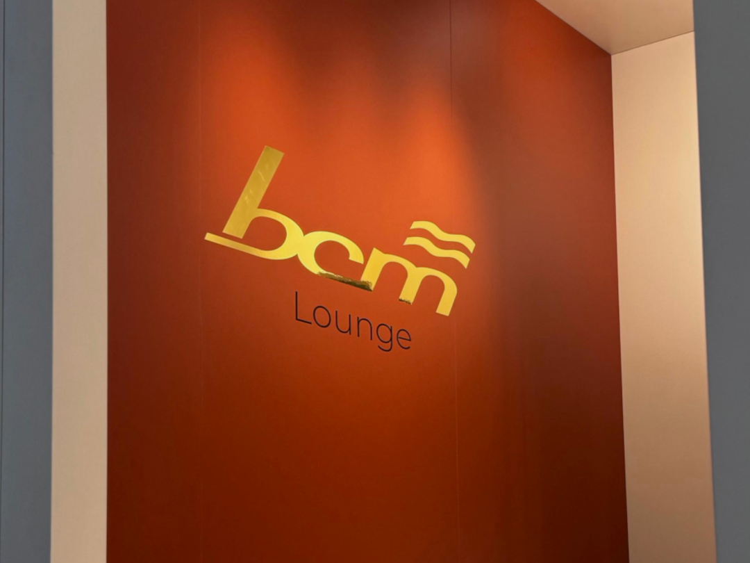 Logo BCM Lounge dorato sulla parete dello stand BCM Illuminazione al Monaco Yacht Show